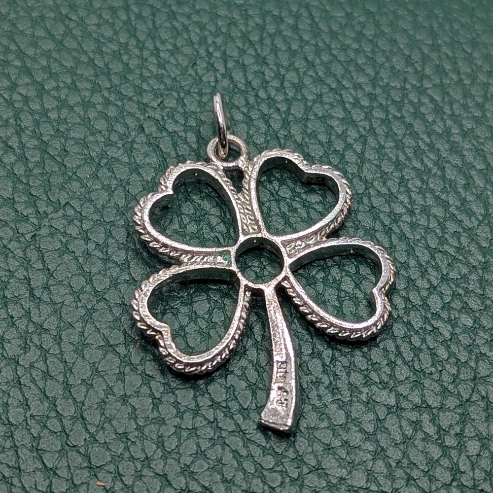 ๐ Lucky Vintage-Style Four-Leaf Clover Pendant โจ